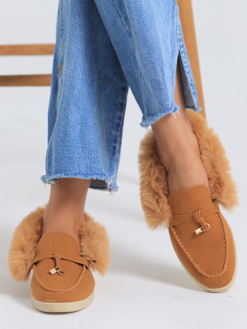 أحذية مسطحة مع حواف مقصوصة وفرو ناعم