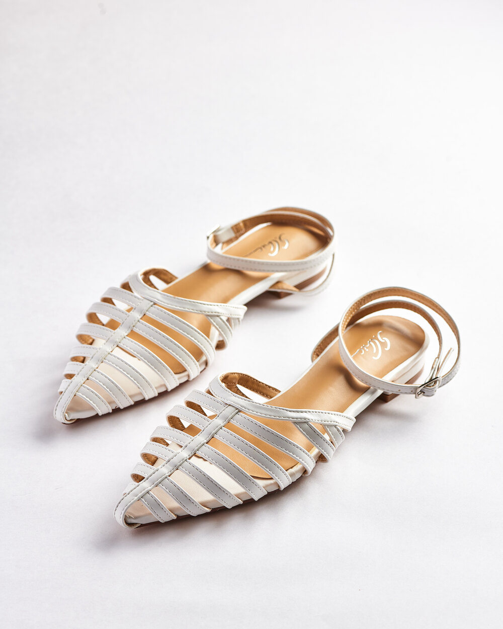 صنادل أنيقة مسطحة بحزام تانجل