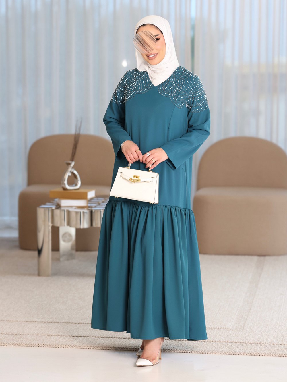 فستان سهرة مفصل باللؤلؤ اللامع